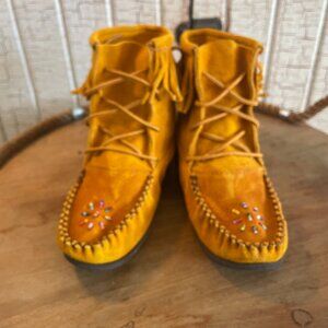 Bastien Industries Yarahkwa' (sunbeam) fringed ankle moccasins Wms 9